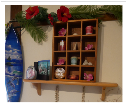 ハワイアンな内装の店内 